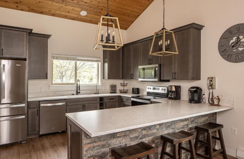 Big Sky House | Cozy Firelight Chalet in Candlelight Meadows - Family Friendly