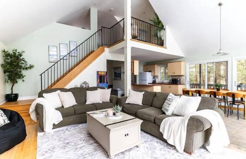 Springwater Cottage | Firepit|Arcade|Mount St. Louis Orr Lake Waterfront