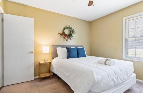 Gunter Afs House | Pet-Friendly Haven with Firepit & Patio - The Vaughnique