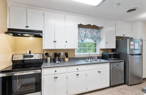 Gunter Afs House | Pet-Friendly Haven with Firepit & Patio - The Vaughnique