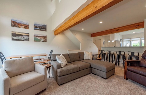 McHenry House | Experience Deep Creek Village #02: Lake Access & Cozy Fireplace