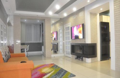Yavory Apartment | Cozy Fireplace Apartment with Hot Tub on Puliuia 40