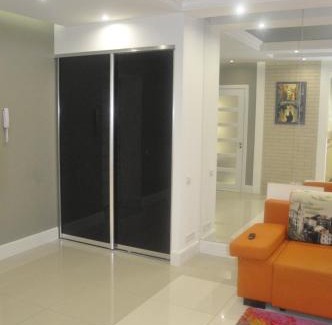 Yavory Apartment | Cozy Fireplace Apartment with Hot Tub on Puliuia 40