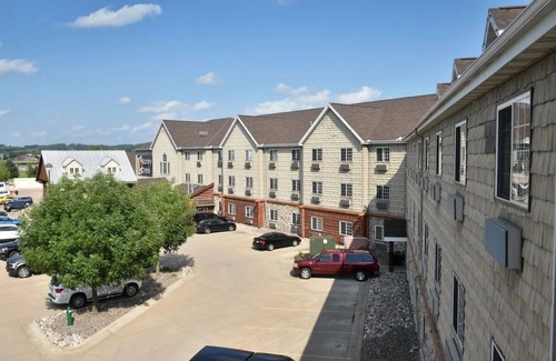 Onalaska Hotel | Cozy Theme Suite with Fireplace at Stoney Creek La Crosse