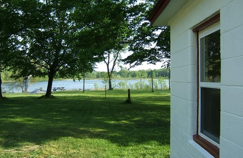 Three Rivers Cottage | Fireside Cottage: Lakefront Getaway with Beach & Boats