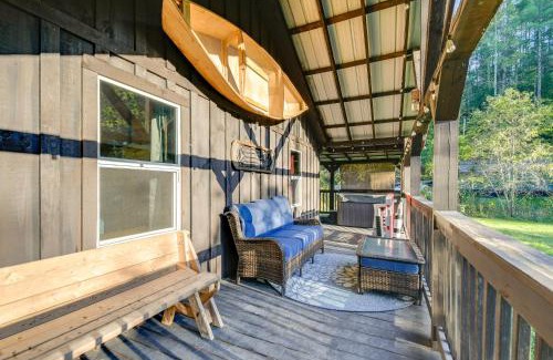 Campton House | Pet-Friendly Cabin with Expansive Deck near Red River Gorge