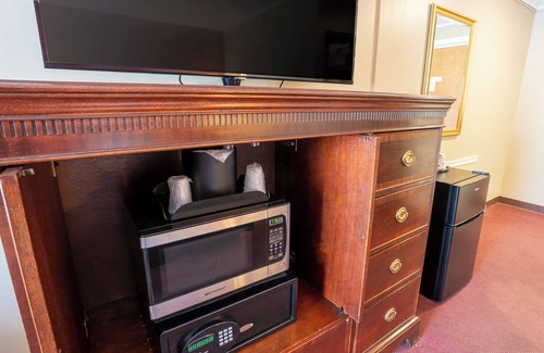Gilford Hotel | Relax at Fireside Inn & Suites Gilford with Ocean Views