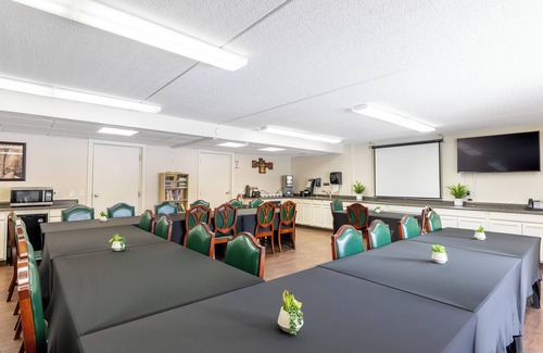 Gilford Hotel | Relax at Fireside Inn & Suites Gilford with Ocean Views