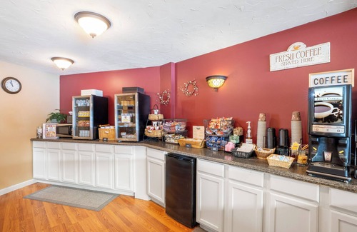 Gilford Hotel | Relax at Fireside Inn & Suites Gilford with Ocean Views