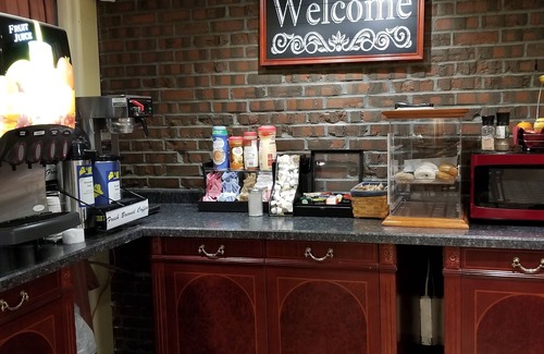 Waterville Hotel | Relax at Fireside Inn & Suites Waterville with Pool & Spa