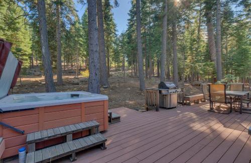 Truckee House | Fireside Lodge: Hot Tub, Pool Table & Ski Shuttle Access
