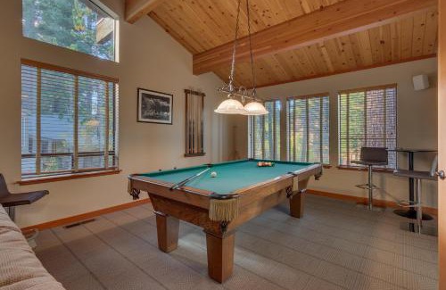 Truckee House | Fireside Lodge: Hot Tub, Pool Table & Ski Shuttle Access