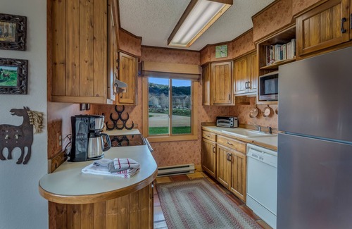 Clark Cabin | Cozy Fireside Cabin with Kitchen on Elk River - Pet Friendly