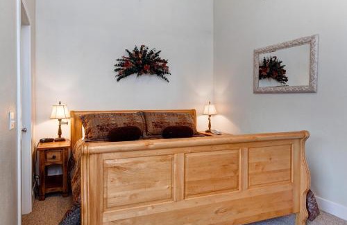 Park Meadows House | Fireside Retreat: Family-Friendly with a 9.3/10 Guest Rating