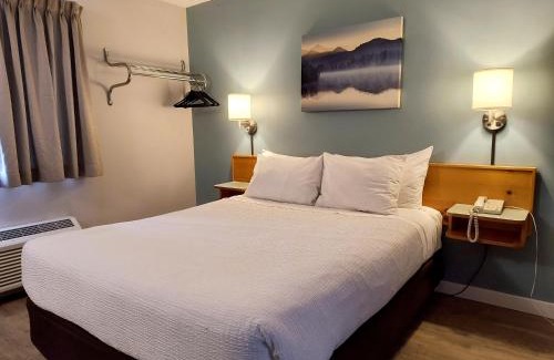 Smithers Hotel | Pet-Friendly Getaway at Fireweed Motel with Hot Tub