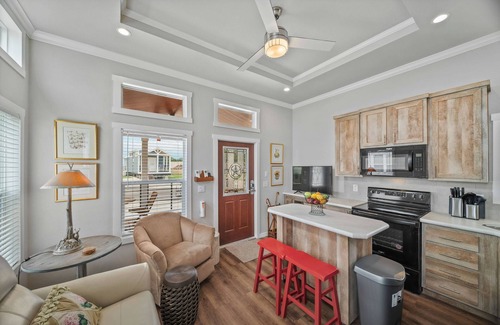 Fredericksburg Cottage | Firewheel - 051