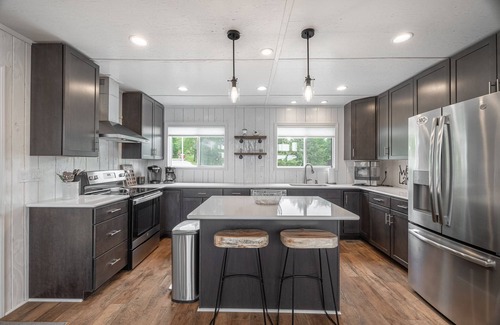 Innsbrook Ski Chalet | Inviting Fireworks Point: Oceanfront Retreat with Spa & Pool