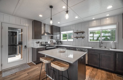 Innsbrook Ski Chalet | Inviting Fireworks Point: Oceanfront Retreat with Spa & Pool
