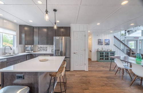 Innsbrook Ski Chalet | Inviting Fireworks Point: Oceanfront Retreat with Spa & Pool