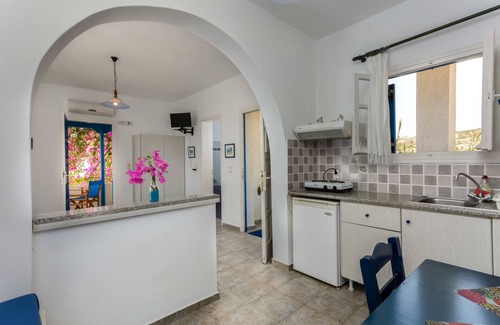 Donoussa House | Oceanfront Firoa Studios: Family-Friendly Stay with Breakfast