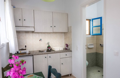 Donoussa House | Oceanfront Firoa Studios: Family-Friendly Stay with Breakfast