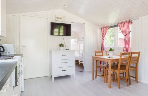 Ekbacken Cottage | Pet-Friendly Retreat at First Camp Västerås Mälaren