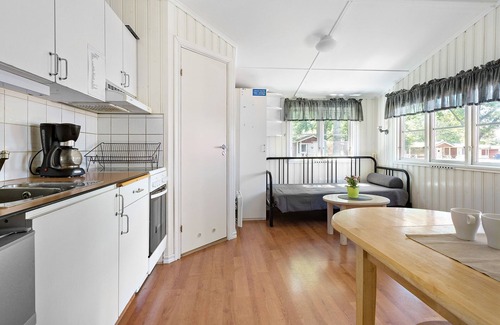 Ekbacken Cottage | Pet-Friendly Retreat at First Camp Västerås Mälaren