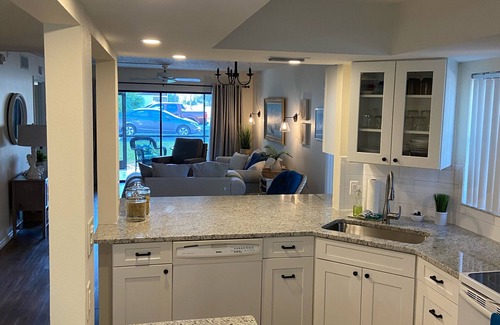 Gulf Gate Estates Condo | Inviting 2Bdrm/2Bath Condo Steps from Siesta Key Beach