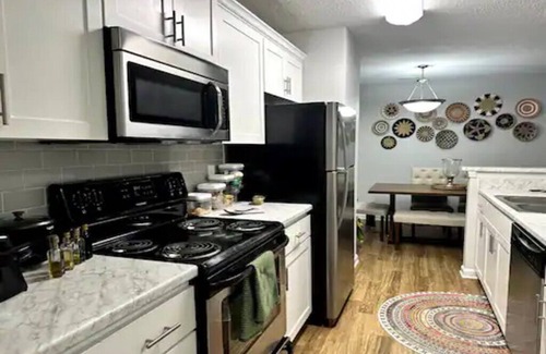 Westbury Park Apartment | Relaxing 3-Bedroom Apartment with Pool and Balcony Access