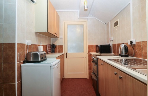 Tremadog Cottage | Family-Friendly First Floor Apartment with Ocean View