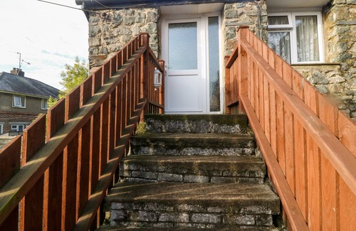 Tremadog Cottage | Family-Friendly First Floor Apartment with Ocean View