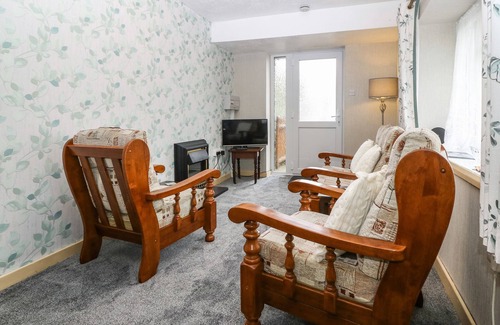 Tremadog Cottage | Family-Friendly First Floor Apartment with Ocean View