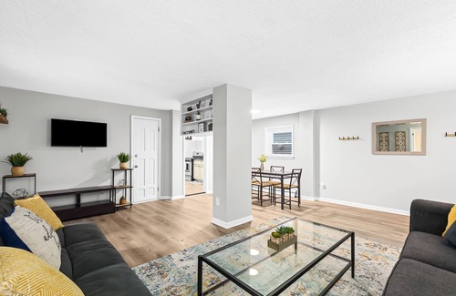 Hazel Park Apartment | First floor apartment conveniently located near Ferndale and Expressways