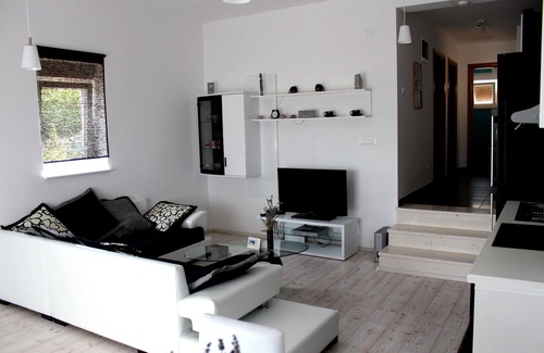 Cove Donja Krusica (Donje selo) House | Relaxing Villa Stay for 8 on Beautiful Solta Island