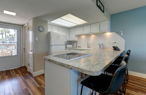 Corpus Christi Condo | Beachfront Bliss: Stunning Island House Condo Steps to Sand