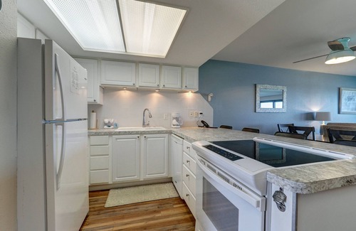 Corpus Christi Condo | Beachfront Bliss: Stunning Island House Condo Steps to Sand