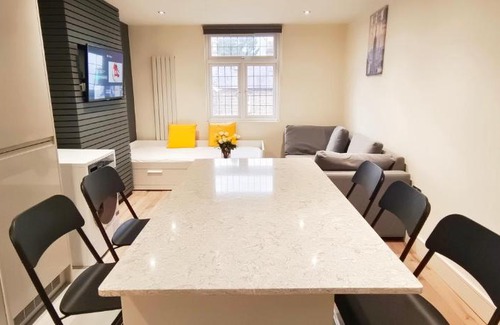Hillingdon Apartment | Relaxing First Floor Flat 1 Northwood with Hot Tub & Breakfast