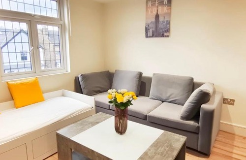 Hillingdon Apartment | Relaxing First Floor Flat 1 Northwood with Hot Tub & Breakfast