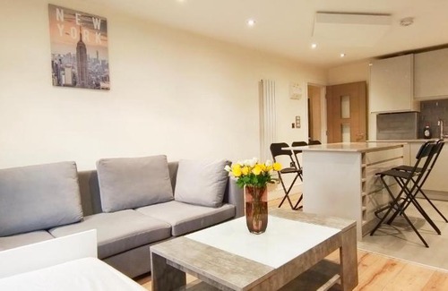 Hillingdon Apartment | Relaxing First Floor Flat 1 Northwood with Hot Tub & Breakfast