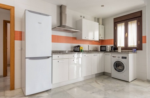 Cruz Roja-Capuchinos Apartment | Modern First Floor Stay Near Macarana Church, Rated 9.8