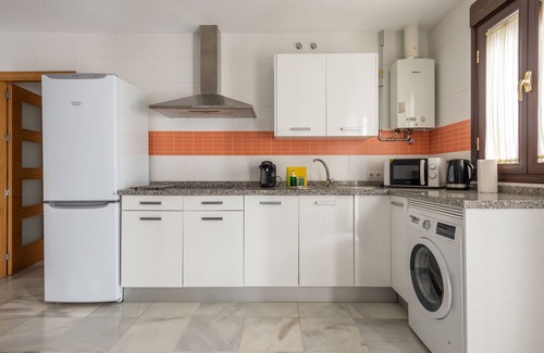 Cruz Roja-Capuchinos Apartment | Modern First Floor Stay Near Macarana Church, Rated 9.8