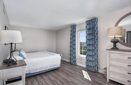 North East Hotel | Bay View Master Suite with Pool and Breakfast Included