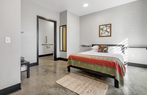 Pacific Hotel | Cozy Captain Suite for Two, Steps from Purina Farms