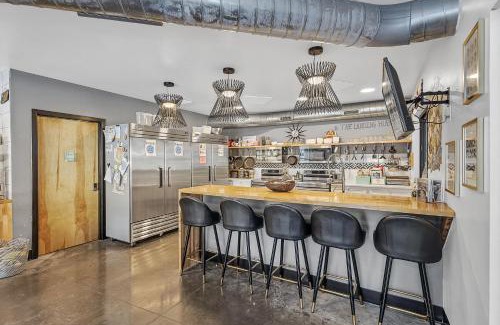 Pacific Hotel | Cozy Captain Suite for Two, Steps from Purina Farms