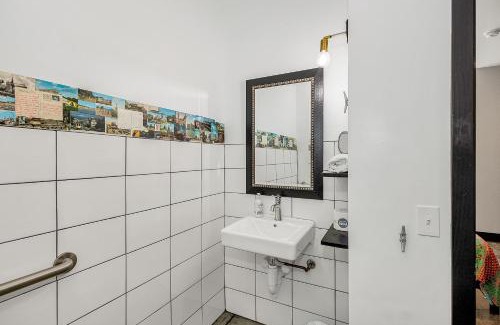 Pacific Hotel | Cozy Captain Suite for Two, Steps from Purina Farms