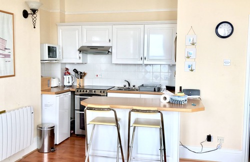 Tywyn Apartment | Seaside Apartment with Balcony & Breathtaking Ocean Views