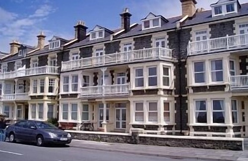 Tywyn Apartment | Seaside Apartment with Balcony & Breathtaking Ocean Views