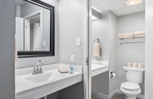 North East Hotel | Deluxe King Room with Pool and Family-Friendly Amenities