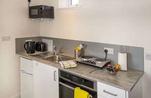 Worthing Apartment | Convenient Studio with Kitchen & Pet-Friendly Amenities
