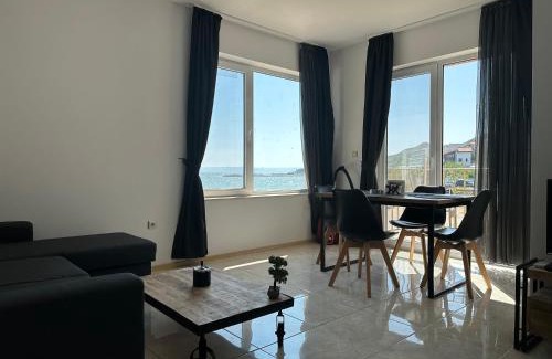 Kavarna Apartment | Beachside Retreat: Sea Paradise Apartment with Pool Access